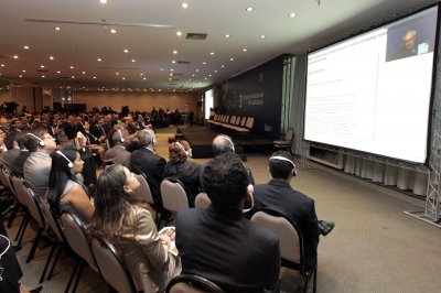  3° Encontro Nacional do Judiciário: Participantes acompanham a conferência do professor Robert Kaplan.