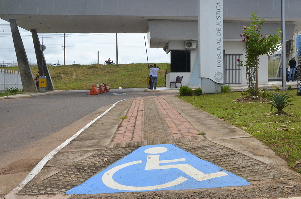 Foto do rebaixamento da calçada na sede administrativa do TJAC