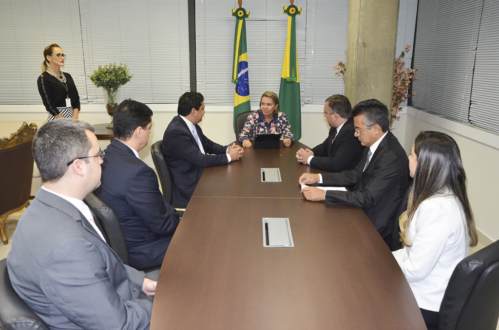 assina-termo-cessao-sala-oab-tjac-jun16-1