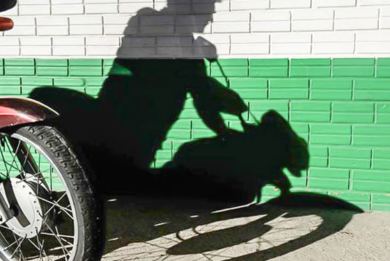 Foto mostrando sombra de um motociclista em cima da moto