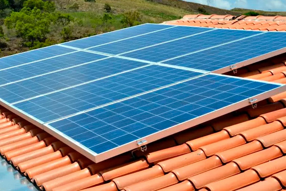 Foto de um telhado com placas solares em cima