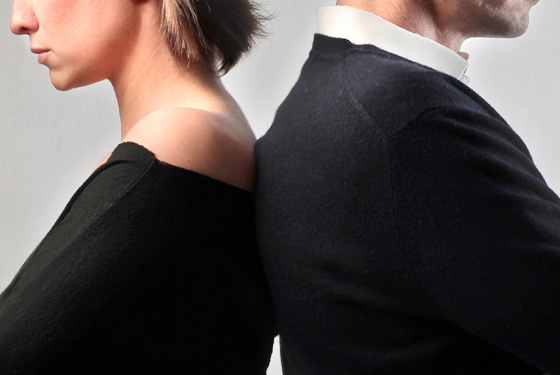 imagem mostrando um homem e uma mulher com braços cruzados e de costas um para o outro