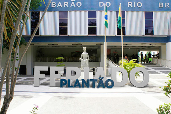 Foto do Fórum Barão de Rio Branco com a palavra Feriado e plantão sobreposta