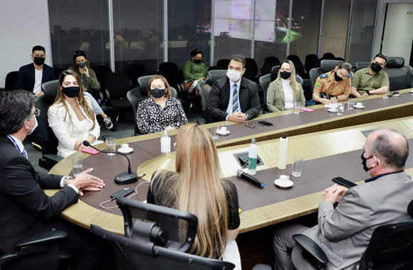 foto da mesa de reunião em U, com participantes sentado em volta