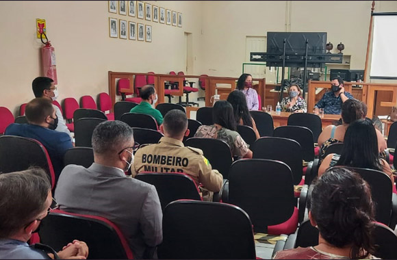 Foto de várias pessoas reunidas no auditório do Fórum de Tarauacá. 