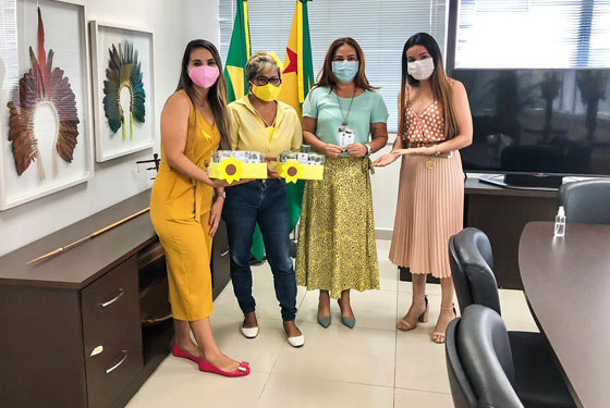 Foto das servidoras do Judiciário ao lado da desembargadora Waldirene Cordeiro no gabinete da presidente