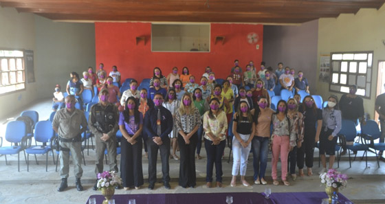 Fotografia com todos os participantes da roda de conversa de pé.