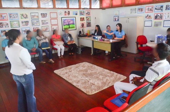 Foto da equipe da Vara de Família conversando com os pais em uma roda de conversa