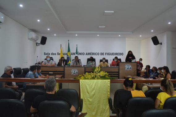 Imagem do auditório da Câmara de Vereadores de Tarauacá. Mesa ao fundo e plenária 