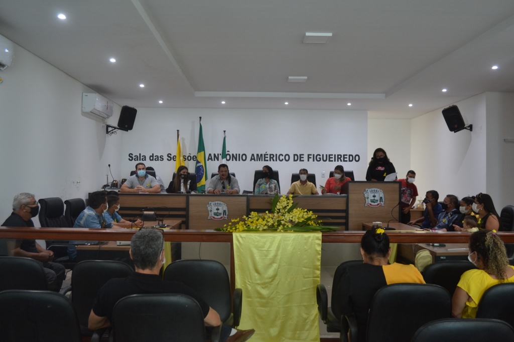 Imagem do auditório da Câmara de Vereadores de Tarauacá. Mesa ao fundo e plenária