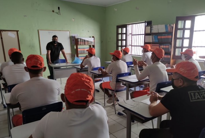 Imagem de reeducandos em um a sala de aula