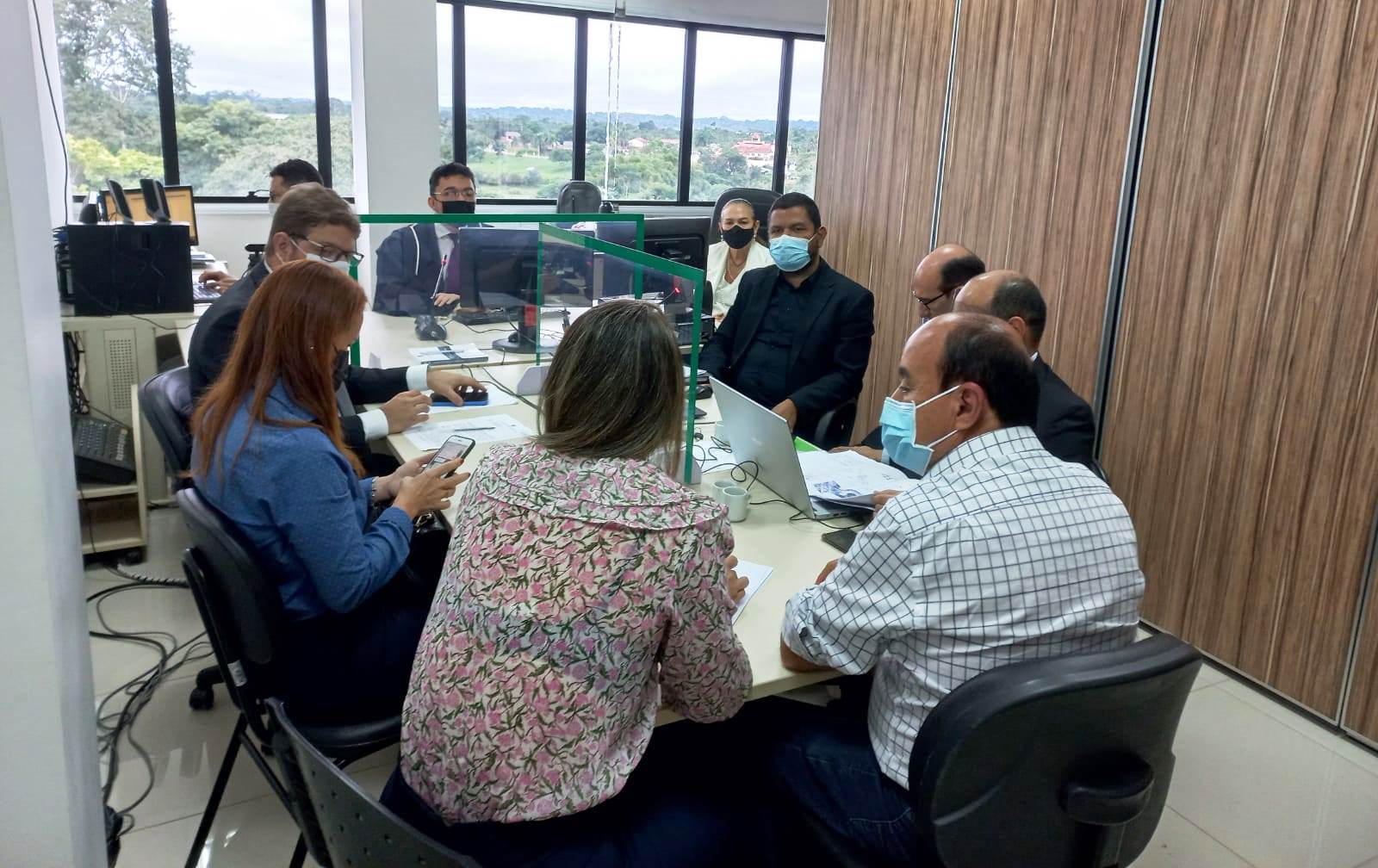 Participantes em uma mesa discutindo a situação