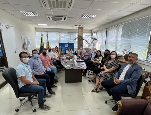 Diretores na mesa reunidos