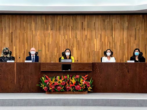 Plano detalhe da bancada do Tribunal Pelno, mostrando a presidente do TJAC, desembargadora Waldirene Cordeiro no centro da foto