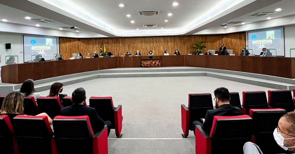 Foto do Tribunal Pleno de plano aberto, mostrando a plateia e a mesa com as autoridades