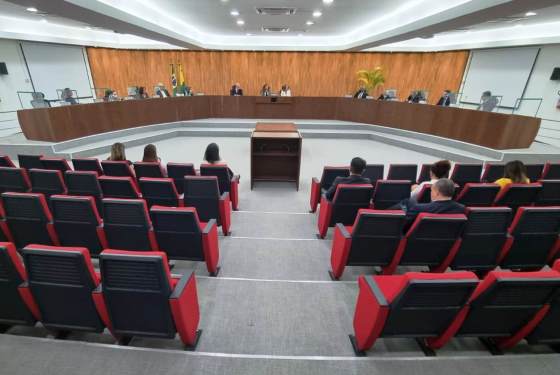 Imagem do Pleno administrativo com as cadeiras no primeiro plano e ao fundo centralizado na imagem a bancada com os desembargadores sentados atrás.