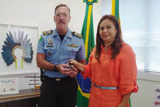 Foto da desembargadora presidente entregando as chaves do carro doado nas mãos do comandante-geral da Polícia Militar do Acre