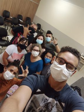 #ParaTodosVerem Selfie com os sete alunos da turma avançada de libras na sala de aula da Esjud. Eles estão fazendo o sinal de "eu te amo" em libras