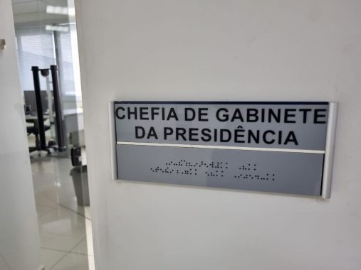 #ParaTodosVerem Foto de uma porta com a placa escrito "chefia de gabinete da presidência" e abaixo os caracteres em braile