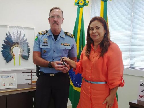 Foto da desembargadora presidente entregando as chaves do carro doado nas mãos do comandante-geral da Polícia Militar do Acre