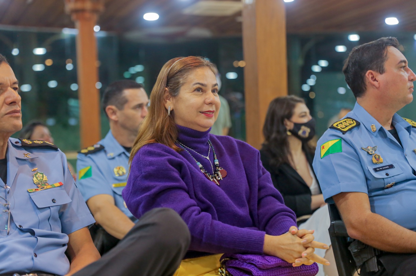 Presidente sentada olhando para o palco