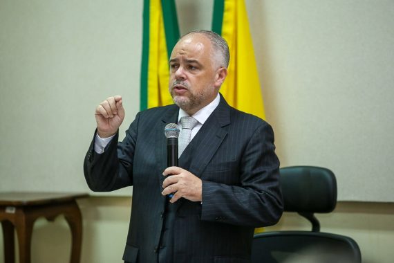 Foto do desembargador Luís Lanfredi falando ao microfone