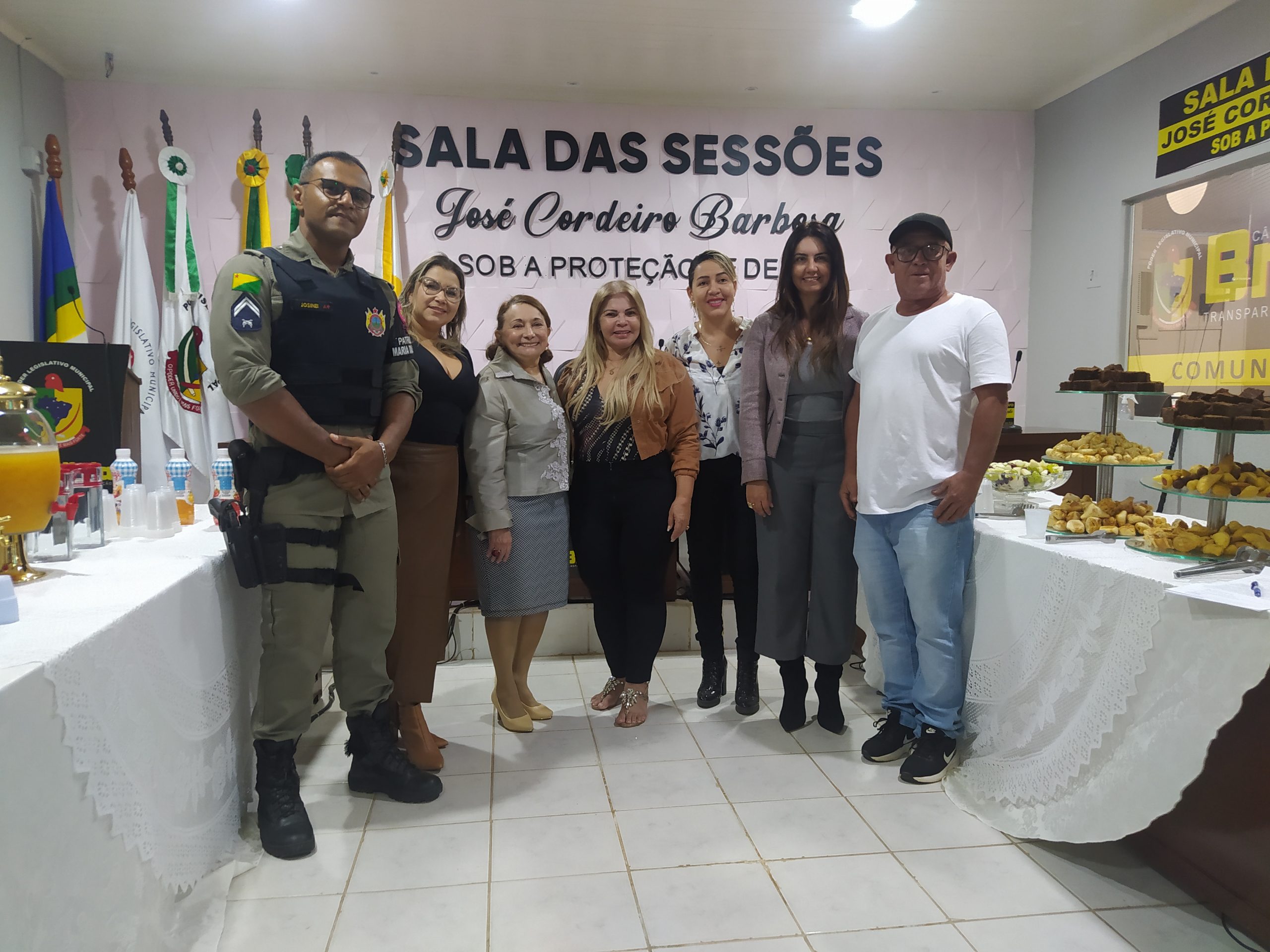 Fotos com quatro mulheres e dois homens de pé na frente da mesa onde sentam-se os vereadores e vereadoras de Brasiléia