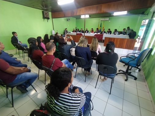 Foto da plenária da câmara de Xapuri, mostrando a platéia olhando para a bancada onde estão sentados vereadores, vereadoras, juíza e prefeito