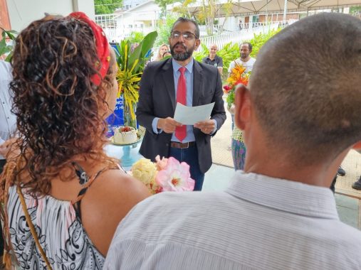 Imagem do juiz falando com os casais