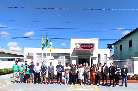 Magistrados e servidores posam para fotografia, em frente ao Fórum de Rodrigues Alves