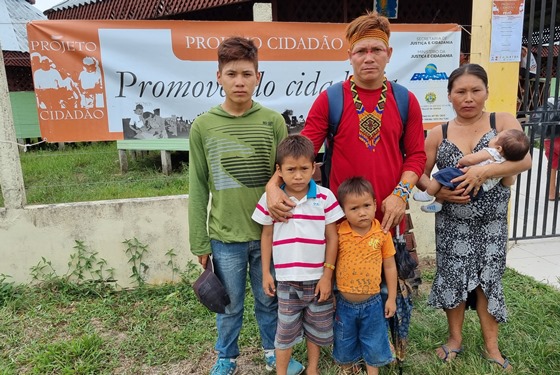 Família indígena que levou filhos para participar do Projeto Cidadão na Aldeia Morada Nova posa para foto