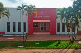 Frente do prédio. Cores em vermelho e branco