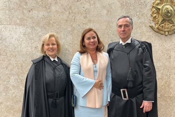 foto da desembargadora-presidente Waldirene Cordeiro ao lado da ministraRosa Weber e Luís Roberto Barroso