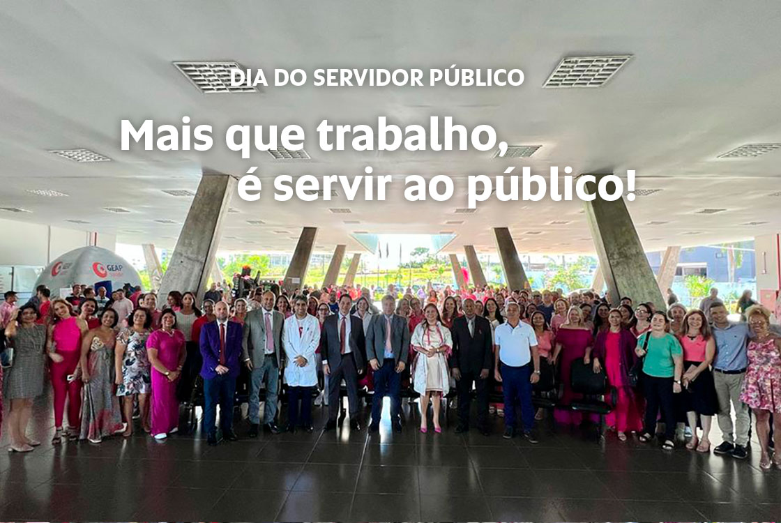 Dezena de servidores do Judiciário no hall de entrada da sede