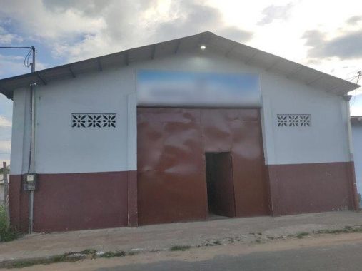 Foto do galpão situado em Cruzeiro do Sul disponível no leilão judicial do mês de dezembro.