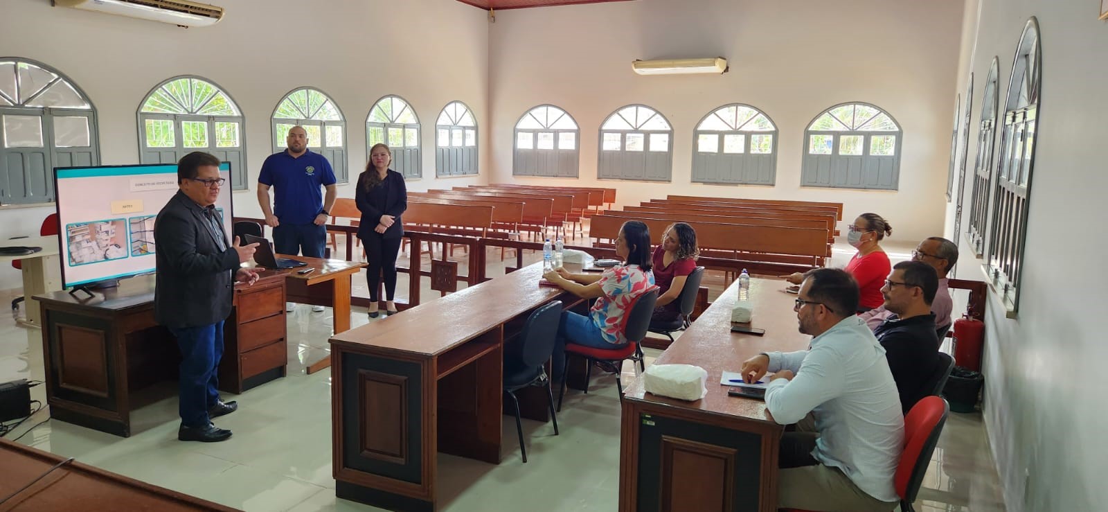 Célio, servidor da Coger, apresentando a Cepre para os servidores do Juruá