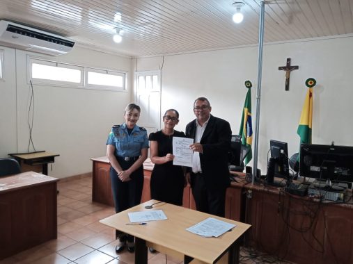 Fotografia no Fórum de Senador Guiomard do juiz Romário Faria com os representantes de projetos sociais selecionados para receber penas pecuniárias