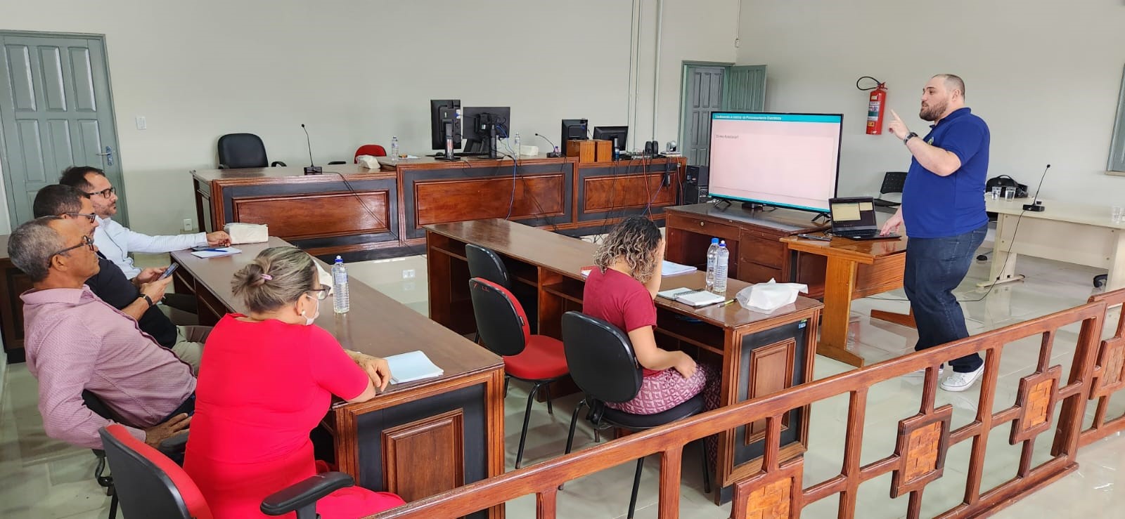 Equipe da Cepre apresentando orientações sobre a unidade para os servidores do Juruá