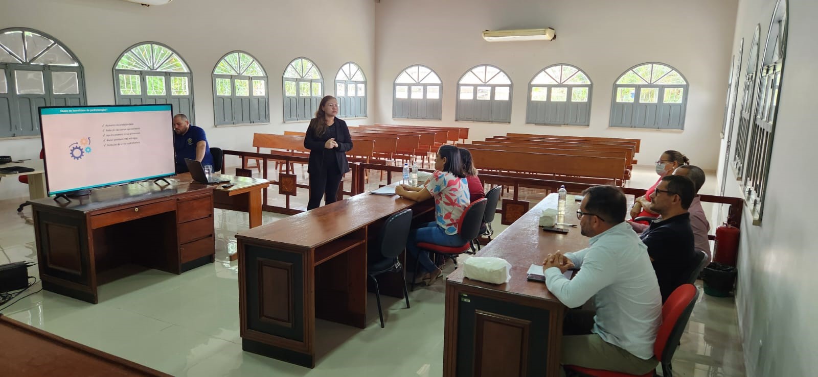 A servidora Simony apresentando sobre a Cepre para os servidores do Juruá