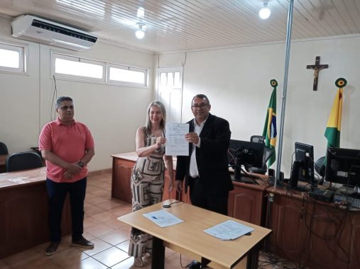 Fotografia no Fórum de Senador Guiomard do juiz Romário Faria com os representantes de projetos sociais selecionados para receber penas pecuniárias