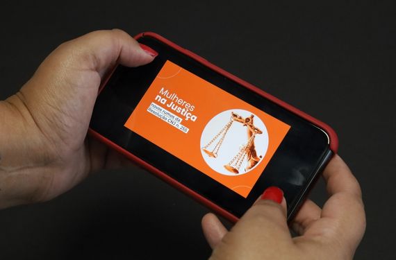 Duas mãos segurando um celular