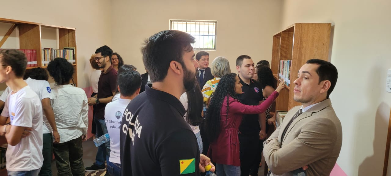 Diversas pessoas em uma sala, conversando entre si