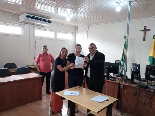 Fotografia no Fórum de Senador Guiomard do juiz Romário Faria com os representantes de projetos sociais selecionados para receber penas pecuniárias