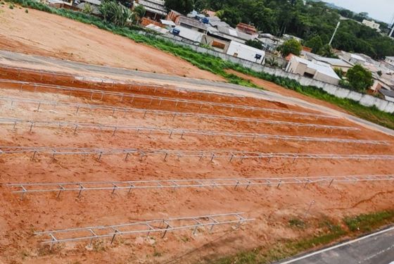 Terreno com arações de ferro montadas