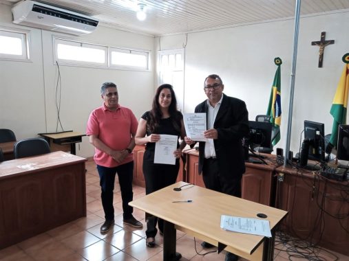 Fotografia no Fórum de Senador Guiomard do juiz Romário Faria com os representantes de projetos sociais selecionados para receber penas pecuniárias