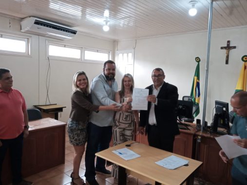 Fotografia no Fórum de Senador Guiomard do juiz Romário Faria com os representantes de projetos sociais selecionados para receber penas pecuniárias
