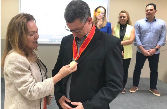 A desembargadora Regina Ferrari, outorgou a Medalha Mérito da Academia Judicial Desembargador Jorge Araken ao professor e juiz de Direito do Tribunal de Justiça do Paraná, Tiago Gagliano.