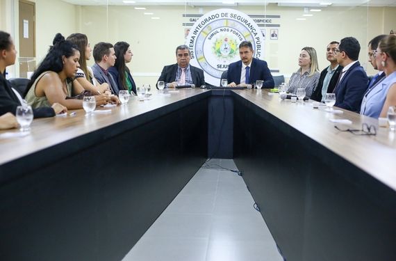 O secretário de Justiça e Segurança Pública do Acre e o desembargador Elcio Mendes aparecem sentados à mesa junto dos demais.