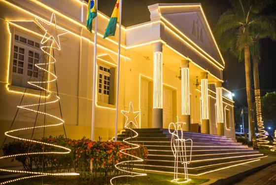 Fachada do Palácio da Justiça maravilhosamente iluminada com as luzes e os adornos típicos de natal. Os contornos das portas e janelas, colunas, escadarias e do próprio prédio estão marcados com as luzes. Além disso, duas árvores natalinas e um anjo foram feitos usando apenas as luzes como contorno. Por fim, os troncos das palmeiras que ficam em frente ao palácio também estão envoltos por luzes.