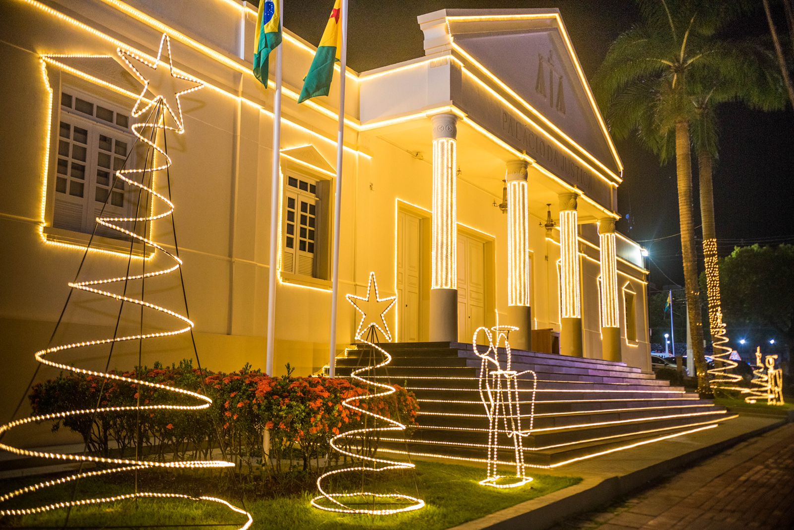 De outro ângulo, o palácio todo ornamentado com as luzes natalina. Lindo.